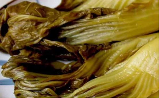 插旗菜業(yè)出口酸菜用食品X光機(jī)檢查，卻把腳踩的供給國內(nèi)