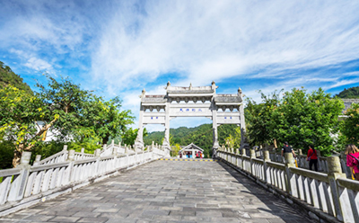 “五一”假期，測(cè)溫門助力各大景區(qū)疫情防控